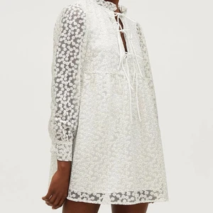 Dea dress Gina tricot - Jättefin vit klänning från Gina tricot. Helt slutsåld och passar perfekt till student eller midsommar❤️ aldrig använd, lapp finns kvar! Storlek 38.