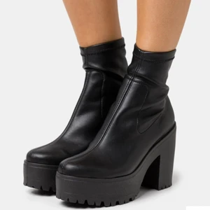 Topshop - Sock boots - Säljer nu mina snygga sock boots då de inte kommer till användning. Har bara använt de 3 gånger så de är i väldigt bra skick kan nästan säga att de är i nyskick. Just detta par är slutsåld nästan överallt. Gjort av förstklassig skinnimitation. Ordinarie pris är 480kr men säljer för 200kr. Kan mötas i Uppsala eller fraktas för 85 kr till ☺️ Storlek 38💜