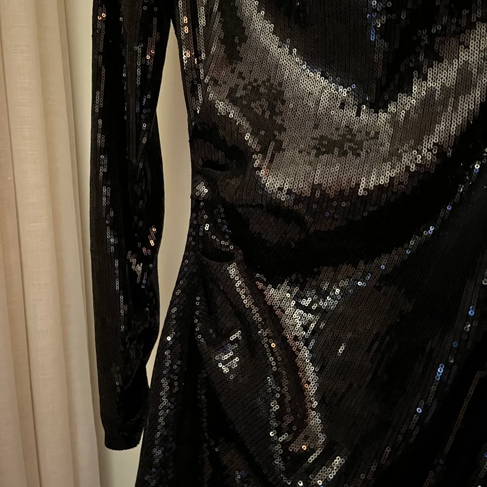 Ur snygg glittrig fest klänning från ZARA, endast använd en gång!✨ Köparen står för frakten! Nypris 599kr. Klänningar.