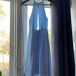 Perfekt sommarklänning  - Super fin sommarklänning. Passar till en fin sommarkväll eller skolavslutning. Köpt för 2/3 år sedan och är använd fåtal gånger. Knäppning i nacke samt dragkedja i bakdelen. 