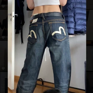 Evisu jeans - Säljer dessa helt nya Evisu jeans med prislappen på, säljer då de inte kommer till någon användning. De är köpta för 1300dkk vilket är ungefär 1900kr