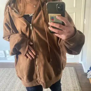 Brun Christy hoodie från brandy Melville! Oversized! Sparsamt använd å köpt för  450kr tror jag i london💕 frakt tillkommer på 66kr💖