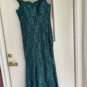 Fäst klänning - Ny klänning oanvänd kostade 2600 kr, pris 200