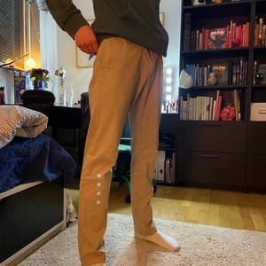 Beige chinos - Dressman chinos. Superbra skick, storlek 31/32. Sitter lite löst runt benen. Superskönt. Skriv för mer info. Nypris 500kr