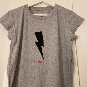 Zadig&Voltaire tröja - T-shirt från Zadig i nyskick. Storleken är L men jag skulle säga att det är mer en M/oversized S. Skitsnygg och bra kvalitét. Köpt i Berlin för ca 900kr. Köp nu för 300💕