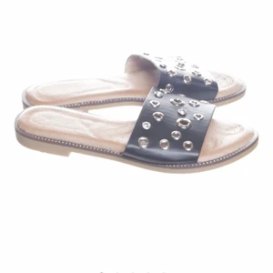 Slip-ins - Slip-ins med fina detaljer i storlek 36🦋 tveka inte att höra av er vid minsta intresse eller fundering!💕