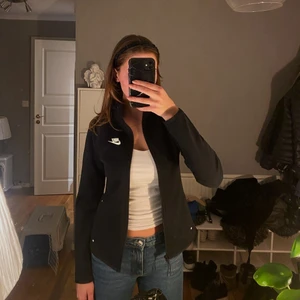 Nike tech zip hoodie - Säljer nu min jättefina Nike tech zip up hoodie i storlek xs. Den är i nyskick då jag aldrig använt den. Köpte den för 1000kr och säljer den nu för 310kr. Kan mötas i Västerås eller posta den, då tillkommer en fraktavgift💗 skriv privat för fler bilder