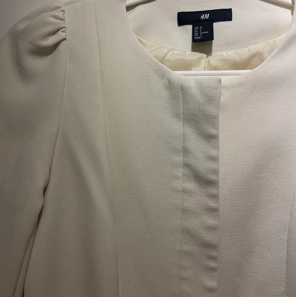 Fin vit vårjacka från H&M storlek 36, sparsamt använd, nypris 899 kr ☺️. Jackor.
