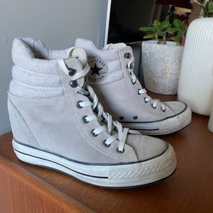 Converse med kilklack - Nästan oanvända mocka converse med kilklack. Köpta i usa för flera år sedan. 