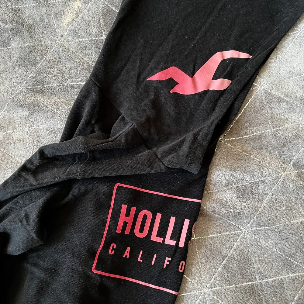 Hoodie från Hollister med snyggt tryck på luvan.. Hoodies.