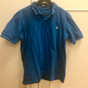 Piké  - Piké från Fred Perry i slim fit strl L. Tröjan är lite grövre i materialet och ganska bred trots ”slim fit”.   30kr + frakt (66kr)