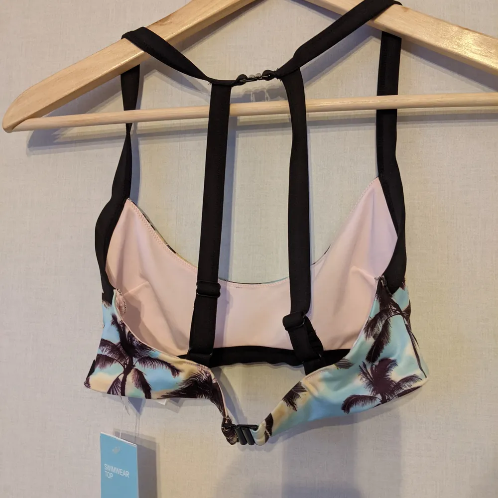 Helt ny bikini topp från H&M. Säljer för att den är för liten på mig. Aldrig använda, prislappen sitter kvar! . Muu.