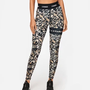 stronger träningstights - säljer mina fina och nya stronger träningstights då dem inte riktigt kommit till användning, har endast använt dem en gång och tror det finns någon som kommer att använda dem mer ❤️❤️ jag är 170 och brukar vanligtvis ha 36/38 i byxor!