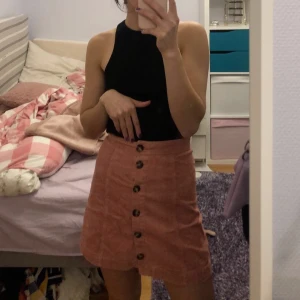 Manchester kort rosa kjol med knappar!!!! - Säljer en jättefin rosa kjol i manchester som tyvär är lite liten men hoppas den kan komma till användning för någon annan💕💕Den har då sex styckna knäppbara knappar på framsidan! Säljer för 90kr inkl. frakt