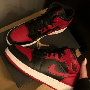 Jordan 1 mid - Säljer mina helt oanvända Jordan 1 mid i storlek 38,5🥰