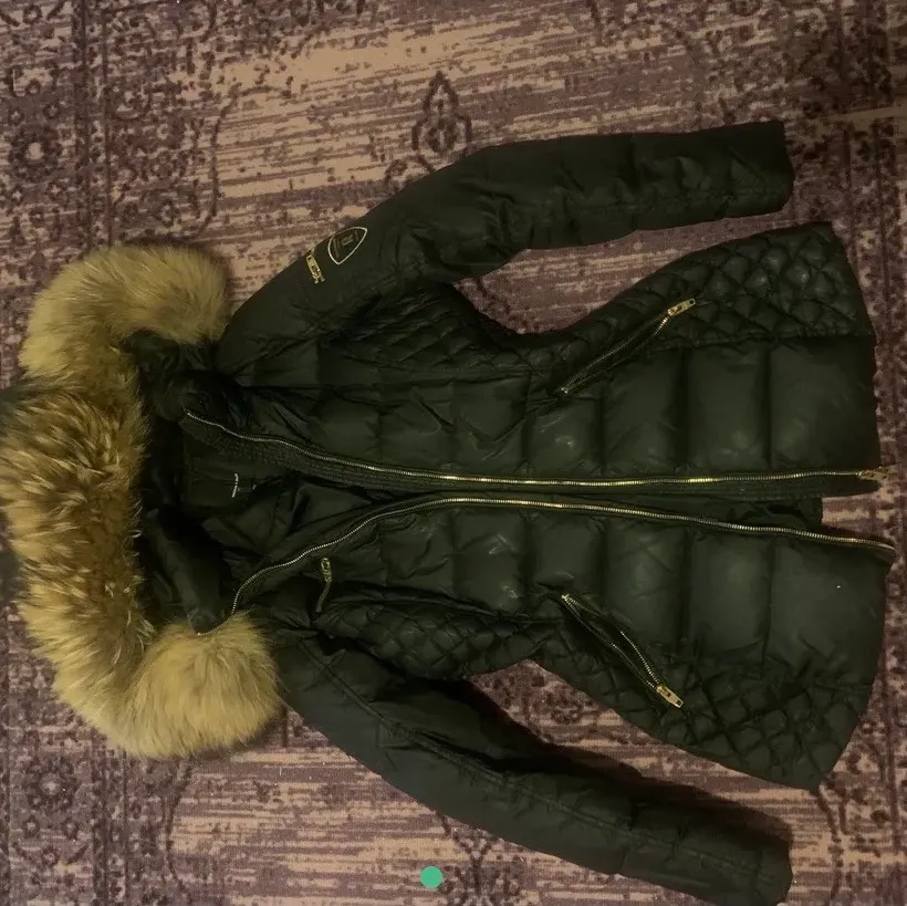 Ny jacka bra för vintern kan inte användas pga av storlek lite för liten för mig orginall priset 4000. Jackor.