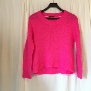 Neonrosa stickad tröja - Neonrosa stickad tröja från Gina Tricot. Något längre baktill. Använt skick men inga skavanker!