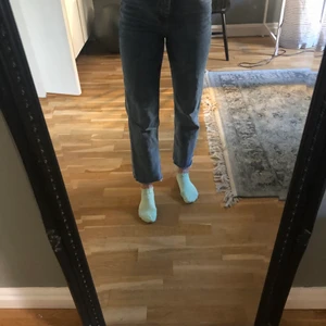 Jeans - Fina jeans från hm, knappt använda. Slitning nertill. Fint skick.