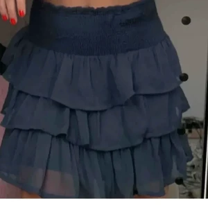 Volangkjol - Volangkjol från Vero Moda i storlek small. Trendig och fin till sommaren   BUDET ÄR PÅ 140🥰