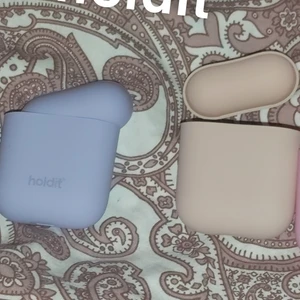 Holdit airpods skal - Hej säljer 2 st helt nya airpods skal från holdit. Aldrig använda. De kostar 150 kr st i butik och jag säljer båda 2 för 150.