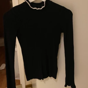 stickad tröja  - Säljer en finstickad tröja som är köpt från gina tricot, long sleeve och en liten krage med vita detaljer 