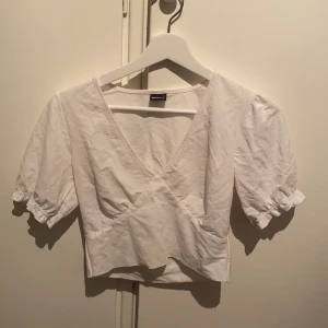 Topp från Gina  - Säljer denna jättesöta toppen från Gina. Storlek S. Köpare står för frakt på 45kr.