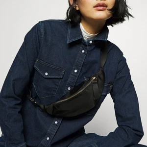 Bältesväska - Svarta bältesväska, köpte från Zalando för 129kr. Använt en gång. Jag skickar bild på paketet innan jag posta. 