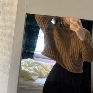 Stickad tröja strl s - Stickad tröja, brun, croppad, strl s, hög krage, super mjukt material, inte stickig, köparen står för frakten, två stickade tröjor kan köpas för 120kr + frakt!!!