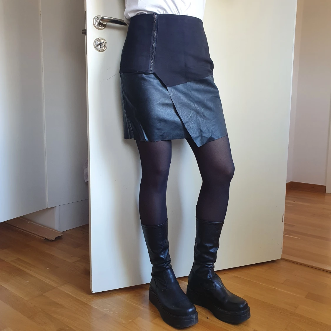 Asymmetrisk läderimitations kjol