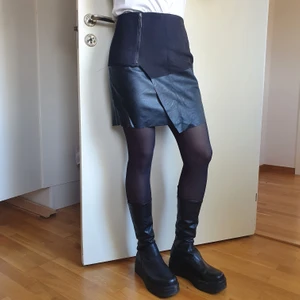 Asymmetrisk läderimitations kjol - Bra skick, jag har använt den ett fatål gånger.