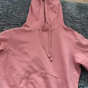 Rosa hoodie från hm. Kan vara lite nopprig, köpt för 100 kr. Köpare står för frakt.