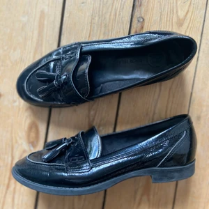 Lackskor strl 37!  - Sköna lackskor från River Island 🌸 sitter som en smäck på mig i storlek 37! Köpare står för frakt, kan mötas upp i centrala Stockholm 🌼