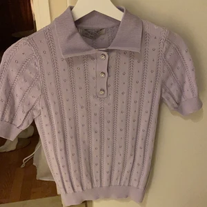 knit tröja med fina detaljer  - Säljer min helt oanvända fin stickade knit från chiquelle. Så fina detaljer med diamant knappar! och en härlig lila färg!
