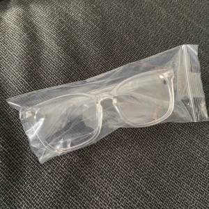 Glasögon - Ingen styrka. Aldrig använda. Skyddar mot blått ljus från skärmar