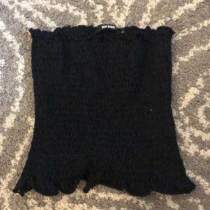 Bikbok bandou - En bandou topp från bikbok. Nästan aldrig snvänd. Vääldigt stretchig. Strl xs. Men kan nog passa större storlekar och bystar. Lite volang längst ner. För fler bilder kontakta. SE BIO FÖR MER INFO. 