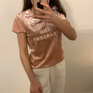 H&m tröja strl M - Hej!😊 Nu säljer jag en H&M tröja, strl M , jättebra skick, säljer för det inte är min stil.