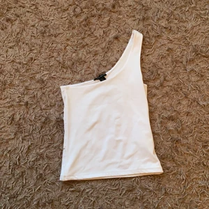 One-shoulder topp - Säljer denna fina topp! Jättefint skick och väldigt bra passform!! Köparen står för fraktkostnaden ❤️❤️