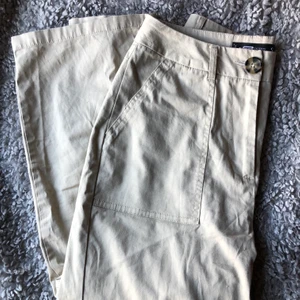 Byxor - Beige ankellånga vida byxor i strl S, använda ett fåtal gånger. Sköna att skejta i!!🤍✨ frakt tillkommer ✨