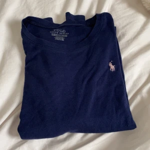Polo Ralph Lauren  - Säljer denna fina tröjan som är i jätte fint skick från märket Ralph Laurent i storlek L från barnstorlek men är som xs.