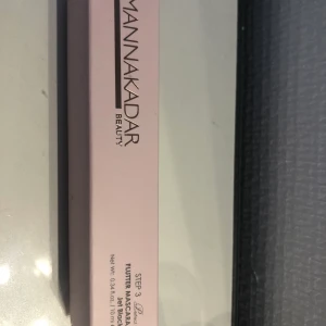 Mascara - Helt oanvänd mascara från mannakadar, köpte den för 189kr, bud eller direkt köp 100kr!! 