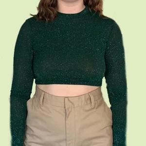 Grön croptop  - Grönglittrig croptop från Urban Outfitters i storlek S. Använd 2 gånger 