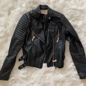 Skinnjacka  - En svart skinnjacka från chiquelle med detaljer 