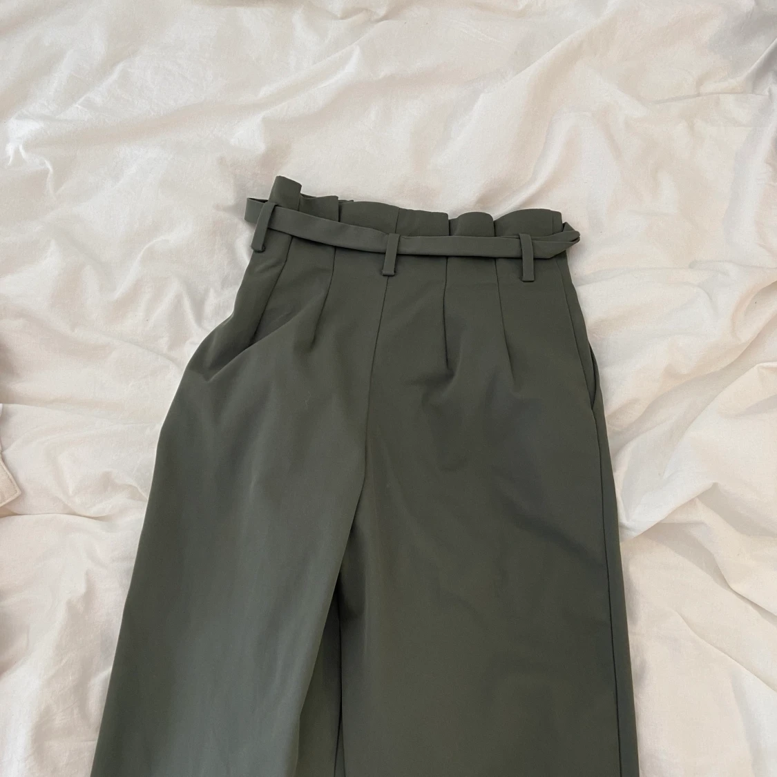 Mörkgröna kostymbyxor  - 91