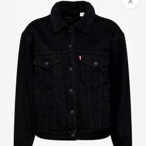 Svart jeans jacka med foder - Jättefin svart jeans jacka med foder från Levis. Perfekt nu på vår / höst. Knappt använd inga slitage. Säljer billigt då jg vill bli av med den 🥰 storlek M men aningen mindre