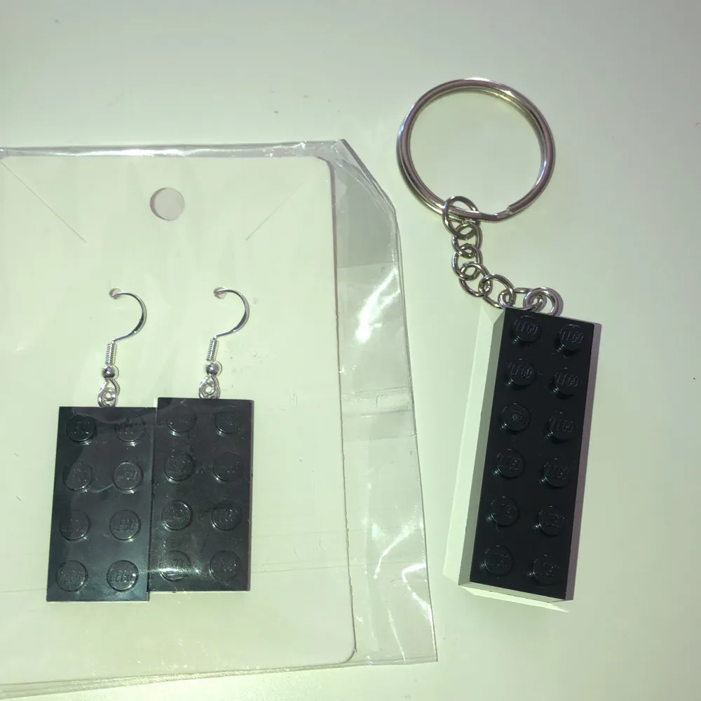 Lego öronhänge 50kr, aldrig använda. Lego nyckelring 20kr aldrig använd. 60kr för båda + frakt🥰. Accessoarer.