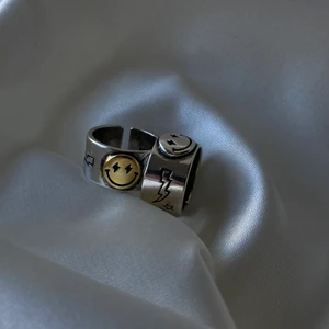 Smiley ring ☁️ - Justerbar, unisex och i äkta sterling silver 925🖤 HELY NYA, 129kr styck eller båda för 199🧡
