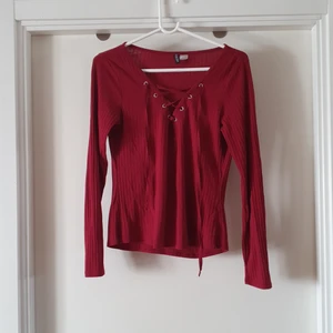 Röd tröja med snörning - Röd tröja med snörning. Långärmad och tunn. Passar vår-höst. 