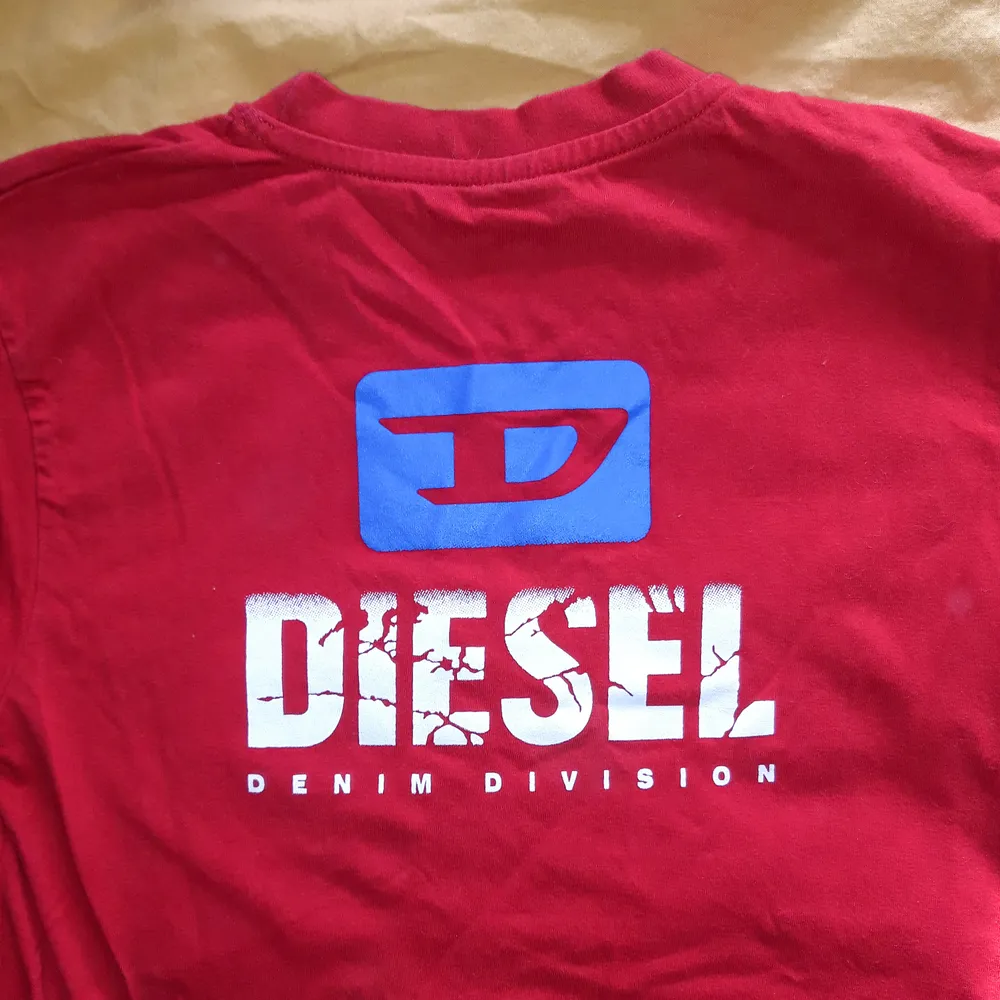 Röd t-shirt med Diesel logga fram och bak. Fint tjockt bomullstyg, bra begagnat skick. På lappen står det 14 år, den sitter true to size till en unisex Small. Tar Swish.. T-shirts.