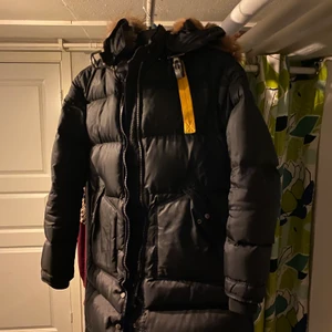 Parajumper long bear  - Storlek S, använt skick & dragkedjan är lite sönder längst ner som man ser på bilden men den funkar ändå.