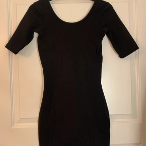 Figursydd klänning  - Figursydd Klänning från monki, bra skick 